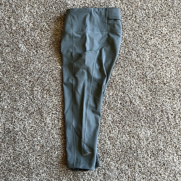 Brooks Running Capris EUC Size M - Picture 2 of 5